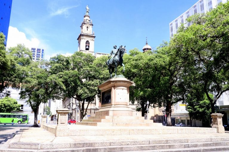 Monumentos históricos da Praça XV recebem ação de limpeza