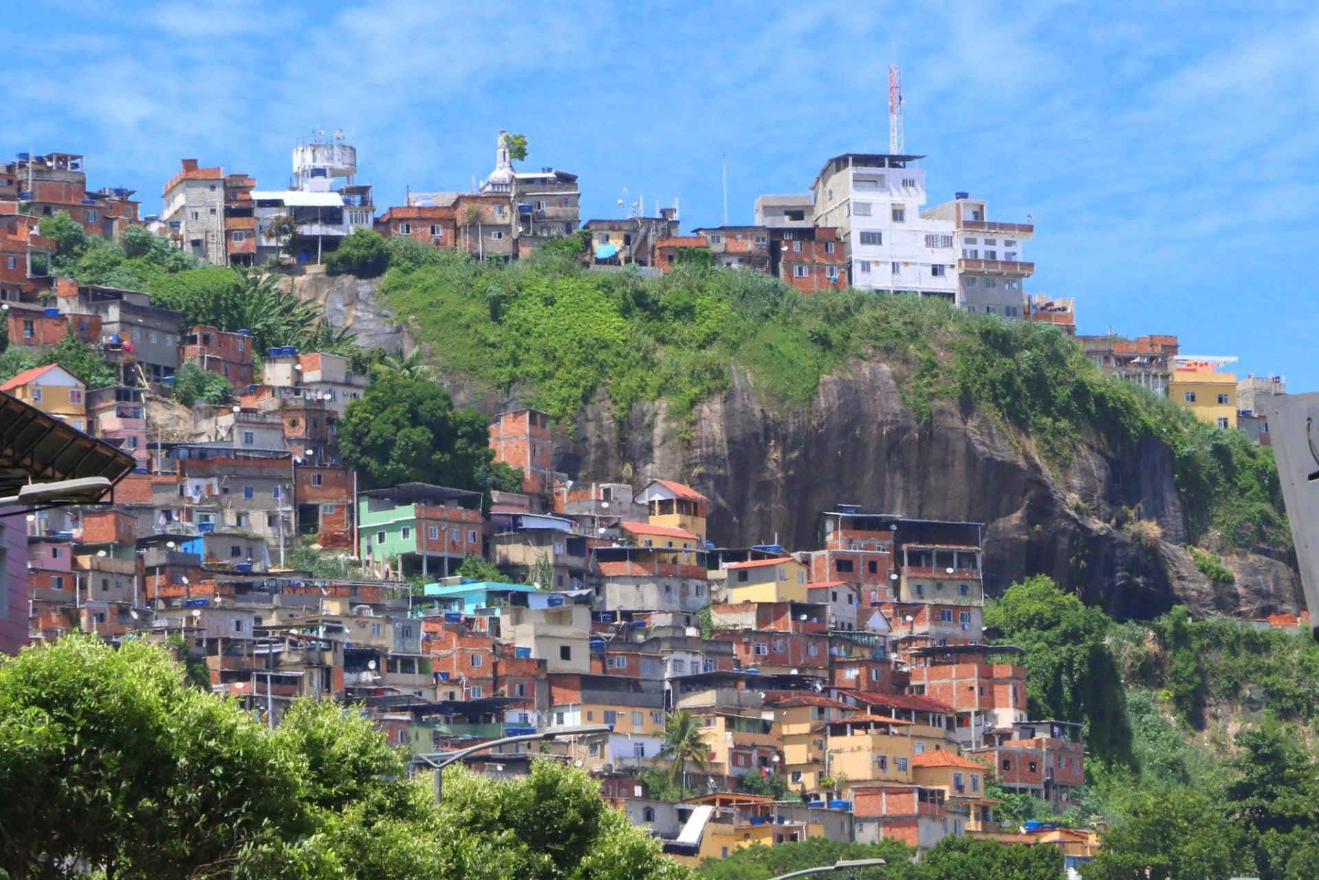 Número De Pessoas Que Vivem Em Favelas Cariocas Equivale A 20 Maracanãs