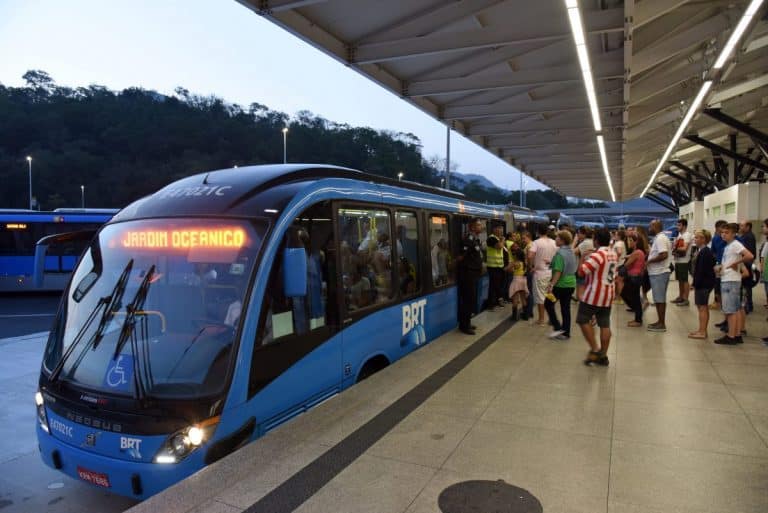 Rio terá vacinação contra a Covid em estações do BRT e metrô