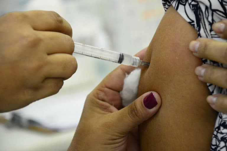 Prefeitura do Rio divulga vacinação para profissionais de saúde com 50 anos ou mais