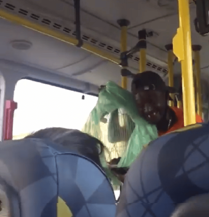 Vídeo: Homem ameaça assaltar ônibus usando um rato