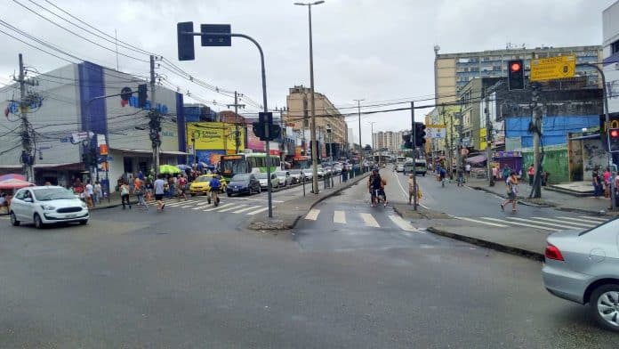 Cruzamento entre a Avenida Ministro Edgard Romero e a Rua Conselheiro Galvão, em Madureira