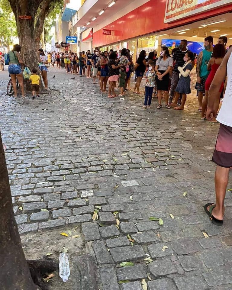 Páscoa: Lojas Americanas de Campo Grande tem fila que dobra quarteirão