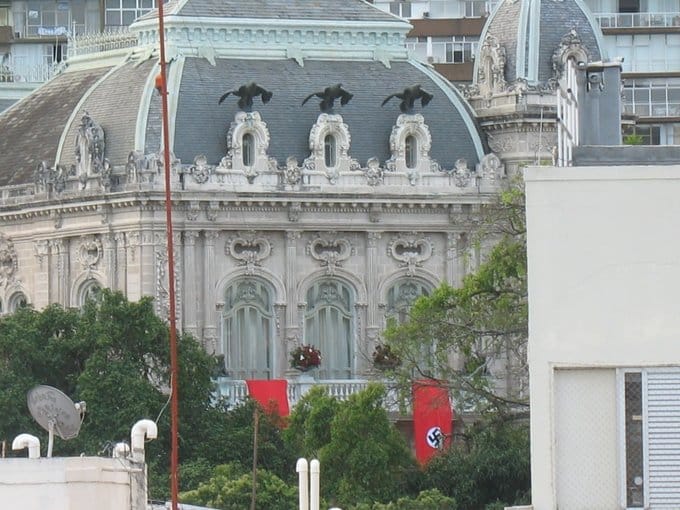 Palácio Laranjeiras aparece com bandeiras nazistas