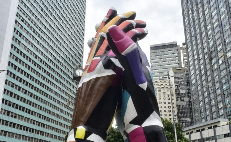 “Mãos gigantes” chegam ao Palácio da Cidade e Prefeitura do Rio