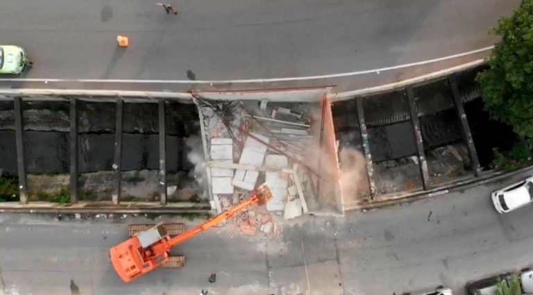 Prefeitura do Rio demole construção ilegal sobre o Rio Faria-Timbó
