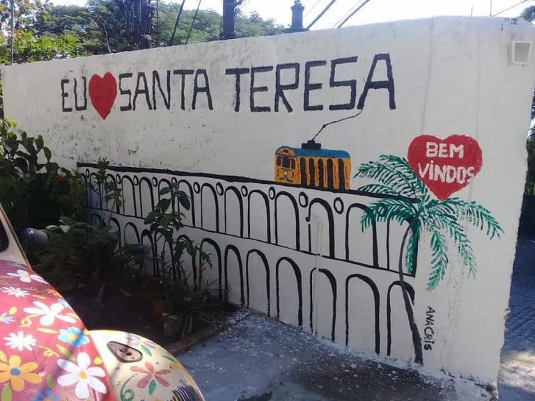 Pinturas artísticas em postes e muros colorem as ruas de Santa Teresa