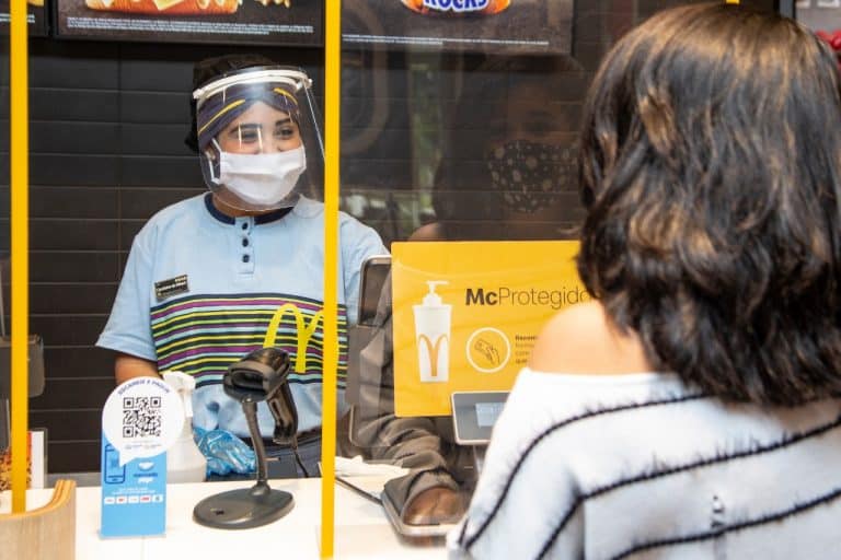 Como a operadora do McDonald’s na América Latina removeu 40% do plástico de um só uso de seus restaurantes