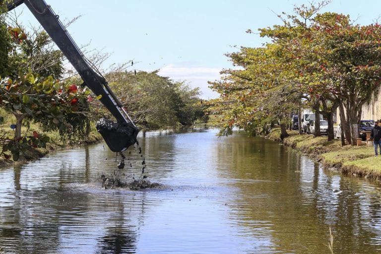 Canal do Capote, em Macaé, passa por ação de limpeza