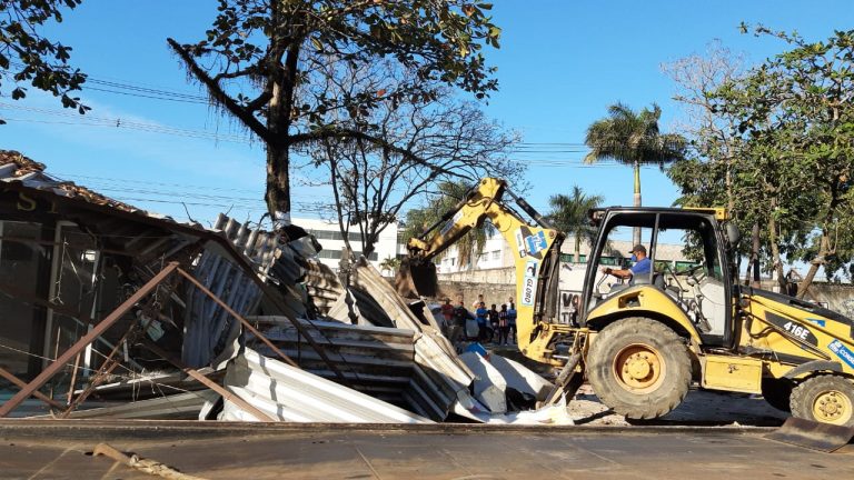 Prefeitura faz demolição de 178 construções irregulares na Gardênia Azul