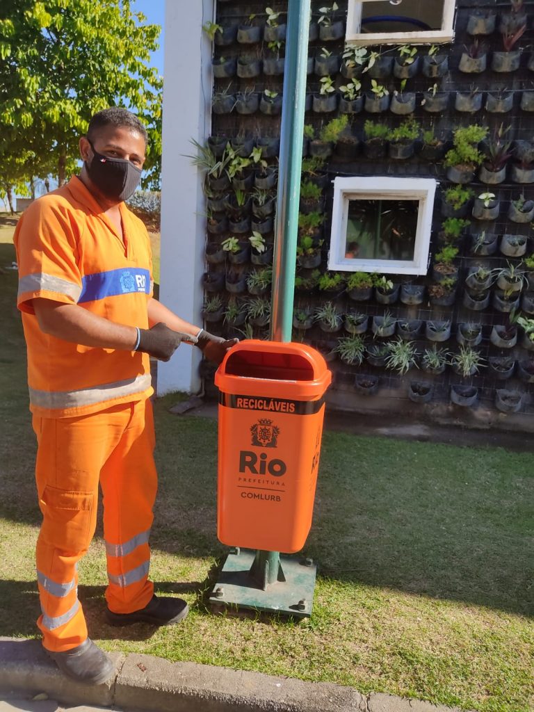 Prefeitura do Rio recebe 400 lixeiras de plástico reciclado da Ambev