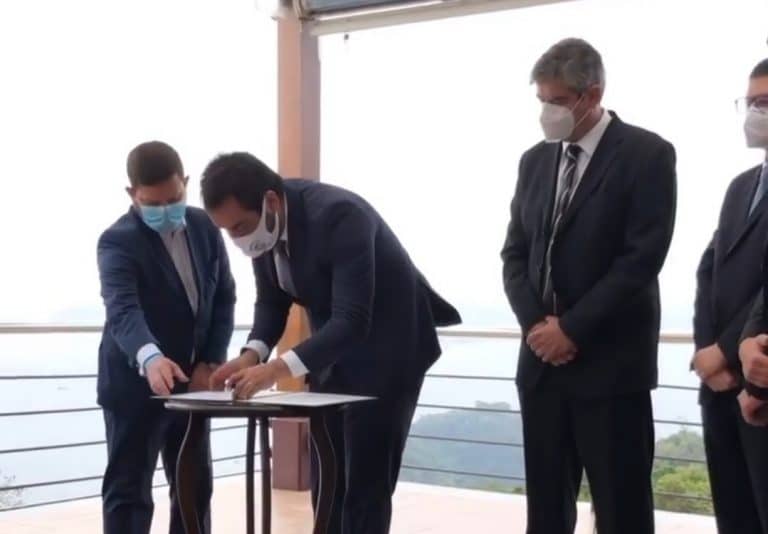 Contrato assinado: Governo do RJ oficializa concessão de 2 blocos do leilão da Cedae