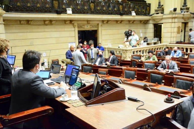 Câmara aprova pagamento do 13º salário dos servidores do Rio sempre em duas parcelas