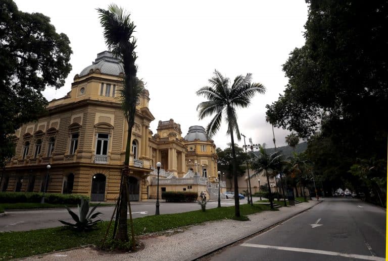 Palmeira imperial é plantada em frente ao Palácio Guanabara no Dia da Árvore