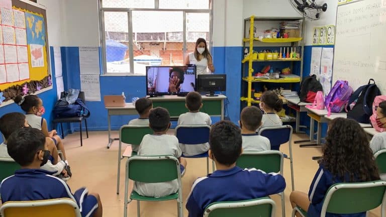 Crianças de escolas públicas do Rio farão visita virtual no Museu do Louvre e Metropolitan Museum of Art