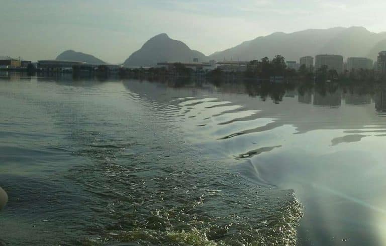 Concessionária Iguá e SOS Lagoas fazem mutirão de limpeza na Lagoa de Jacarepaguá neste domingo