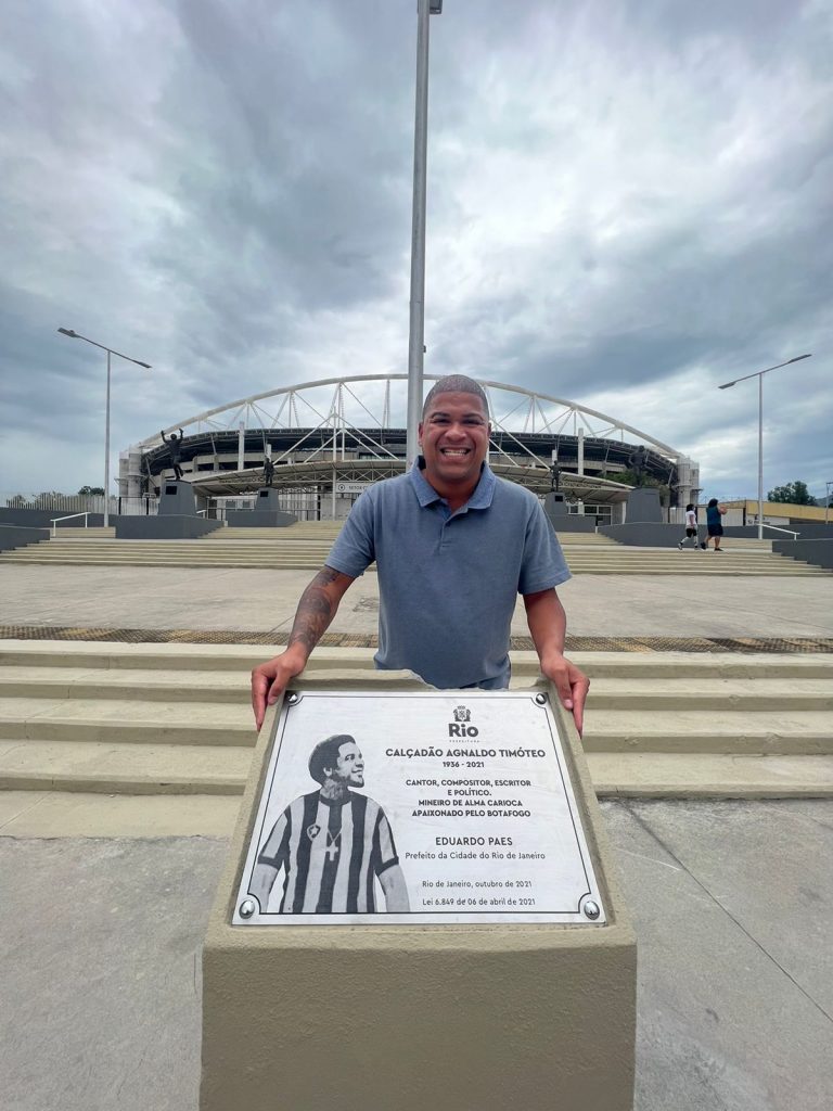 Calçadão Agnaldo Timóteo é inaugurado no Estádio Nilton Santos