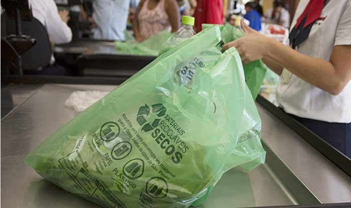Prefeito de Maricá aprova lei que proíbe cobrança de sacolas em comércios da cidade