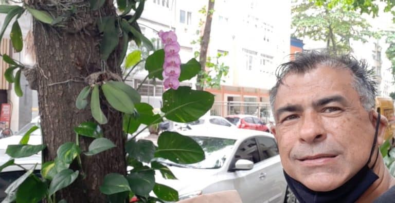 Tony Teixeira e uma das orquídeas em Copacabana