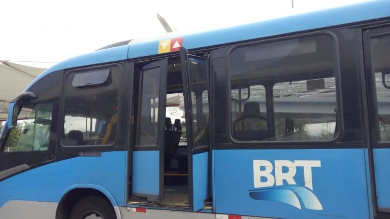 Torcedores do Flamengo vandalizam seis ônibus do BRT