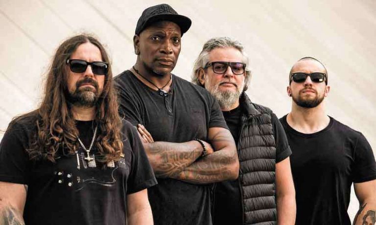 Respectivamente, Andreas Kisser, Derrick Green, Paulo Júnior e Eloy Casagrande, integrantes do Sepultura