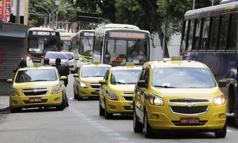 Governo do RJ sanciona lei que autoriza divulgação de formas de pagamento na área externa do táxi