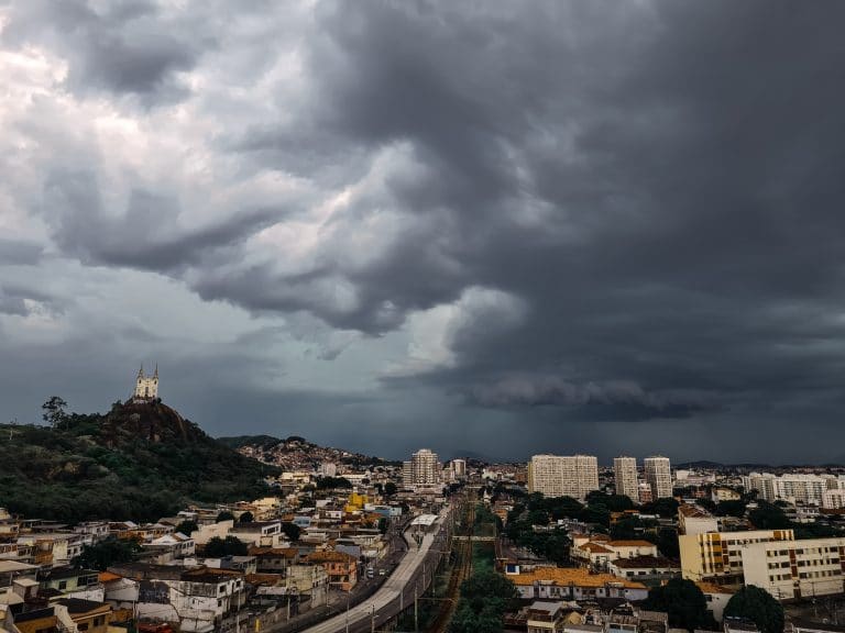 Chegada de nova frente fria pode causar fortes chuvas no Rio