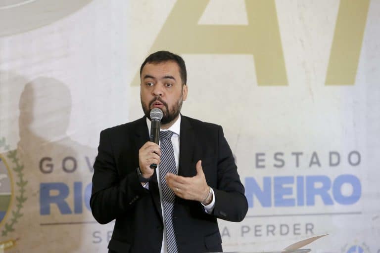 Cláudio Castro dará benefício aos servidores da Educação até fim de 2021