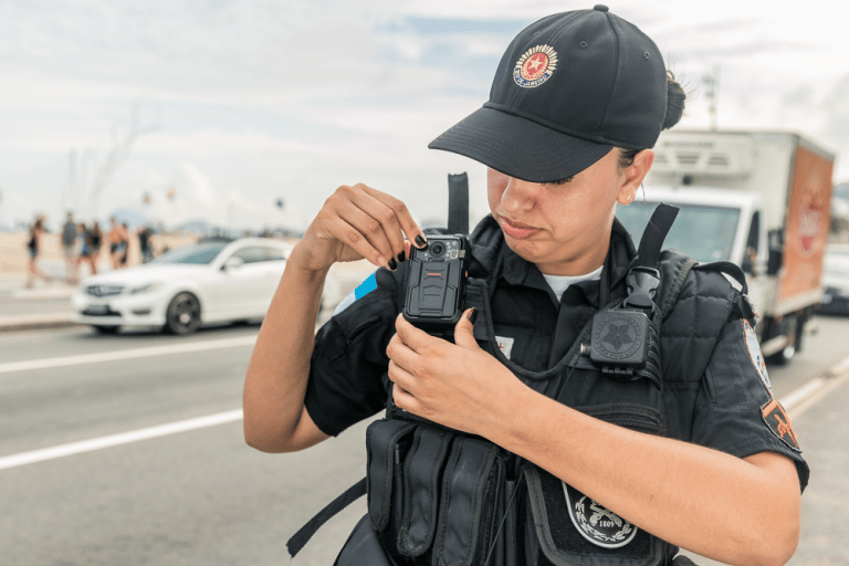 Câmeras portáteis começam a ser usadas por policiais militares em Copacabana