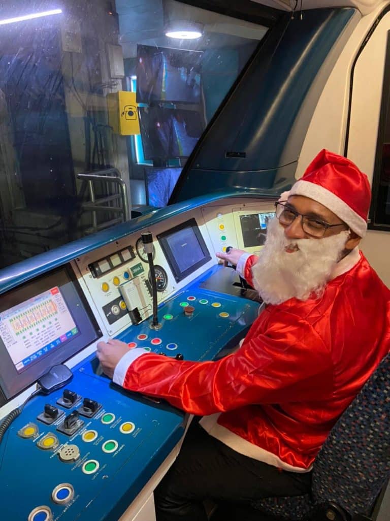Condutores do Metrô Rio se vestem de Papai Noel