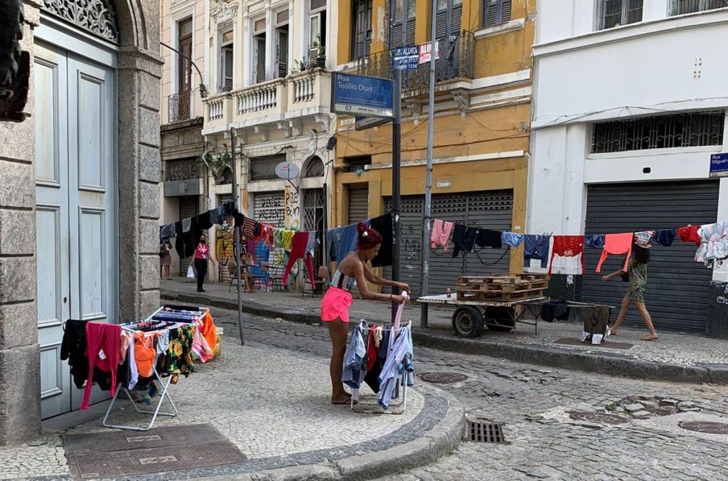 Moradores De Rua Improvisam Varais De Roupas Em Calçadas No Centro Do