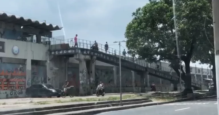 Motociclistas circulam livremente em passarelas das estações da linha 2 do MetrôRio