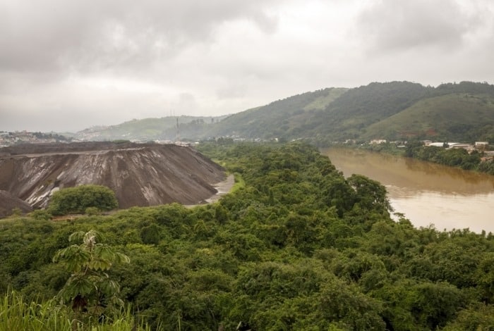 Fortes chuvas podem derrubar montanha de lixo químico no principal rio que abastece o Rio de Janeiro de água