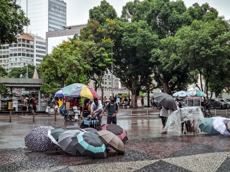 Semana no Rio começa com pancada de chuva e chegada de frente fria