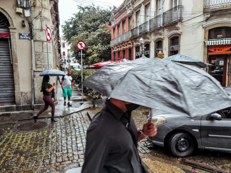 Ciclone extratropical: Rio enfrenta ventania, chuva, ressaca e baixas temperaturas nesta quinta-feira