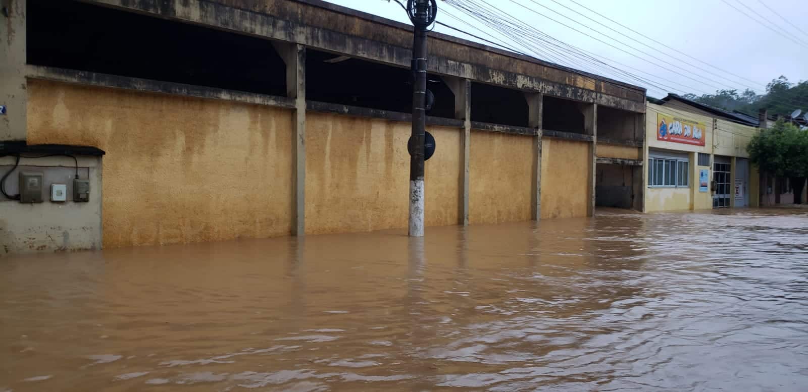 Fortes Chuvas Alagam Ruas E Causam Estrago Em Miracema No Interior Do Estado Veja Vídeos E 