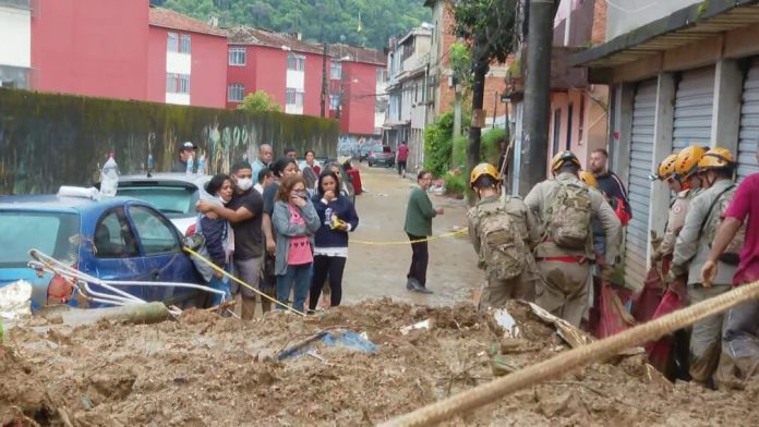 Bombeiros em operação de resgate após intenso temporal em Petrópolis em 15 de fevereiro de 2022