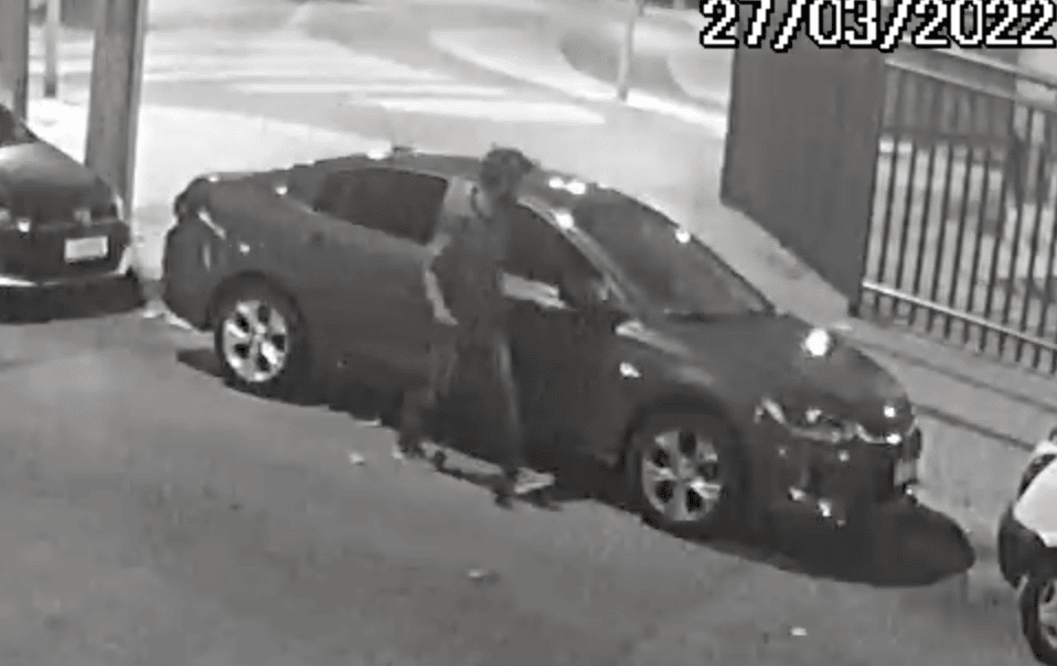 Revoltado, morador vandaliza carro estacionado em frente à garagem; veja  imagem