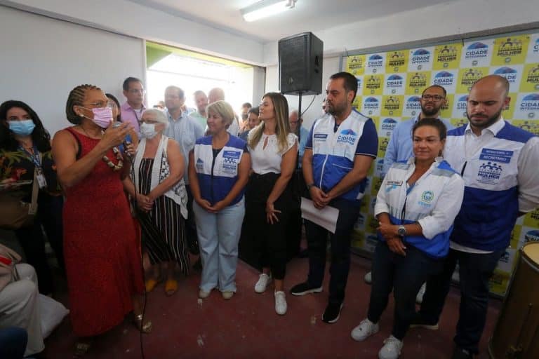 Aula inaugural do Projeto Desenvolve Mulher, no Jacarezinho, recebe a visita do governador Cláudio Castro