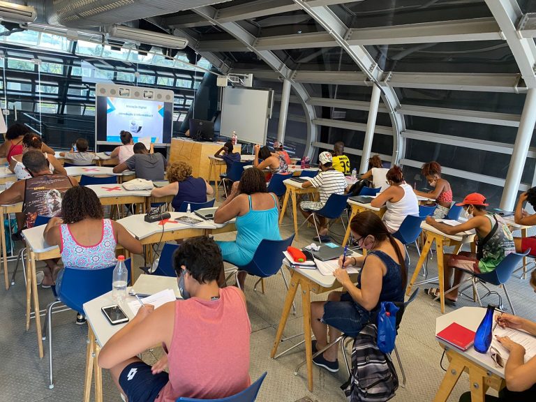 Mais de 10 mil vagas em cursos gratuitos de tecnologia e empreendedorismo são oferecidas pela Prefeitura do Rio