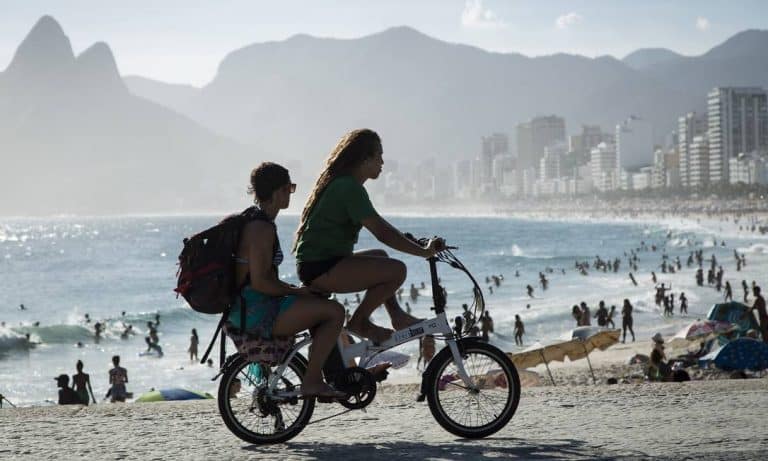 Na orla do Rio, motos e bicicletas elétricas causam pânico aos usuários das ciclovias
