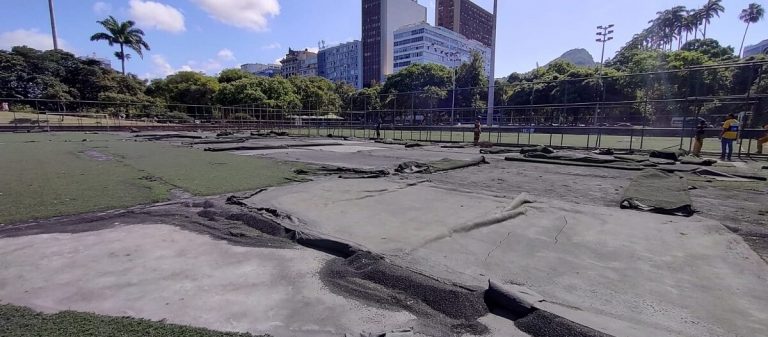 Campos de grama sintética do Parque do Flamengo começam a ser restaurados; previsão de término é para outubro