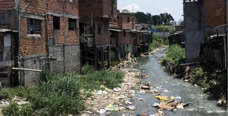 18 municípios e 22 bairros da Zona Oeste da capital receberam serviços de saneamento básico