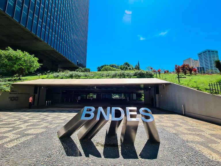 BNDES abre concurso com 150 vagas e salário de R$ 20,9 mil