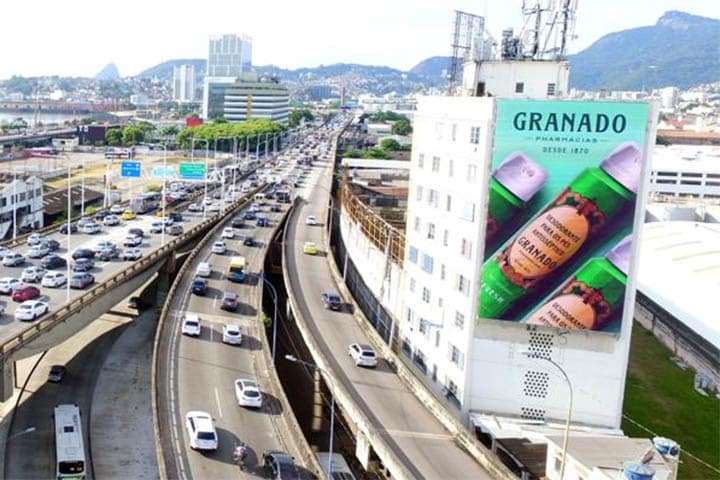 Movie Mídia inaugura mega painel publicitário na saída da Ponte Rio-Niterói