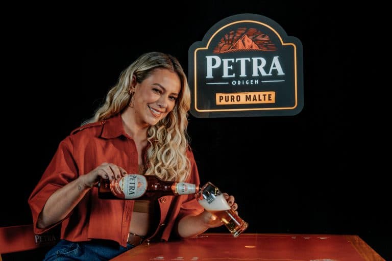 PETRA é a cerveja oficial do Camarote Fábula, na Sapucaí