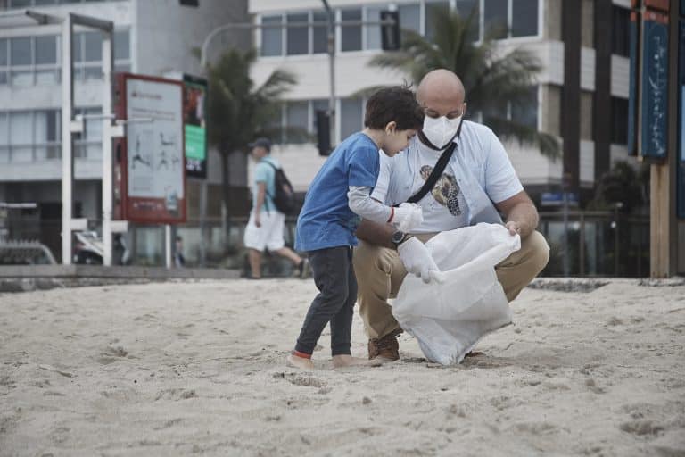 Mutirão de limpeza na praia do Leme leva educação ambiental e conscientização para a população