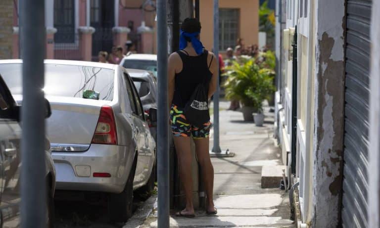 Sem banheiros químicos, foliões urinam pelas ruas do Rio