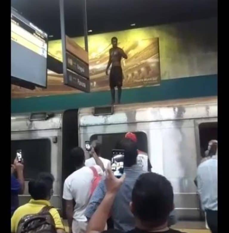 Homem sobe no teto do metrô após briga com turista e paralisa serviço