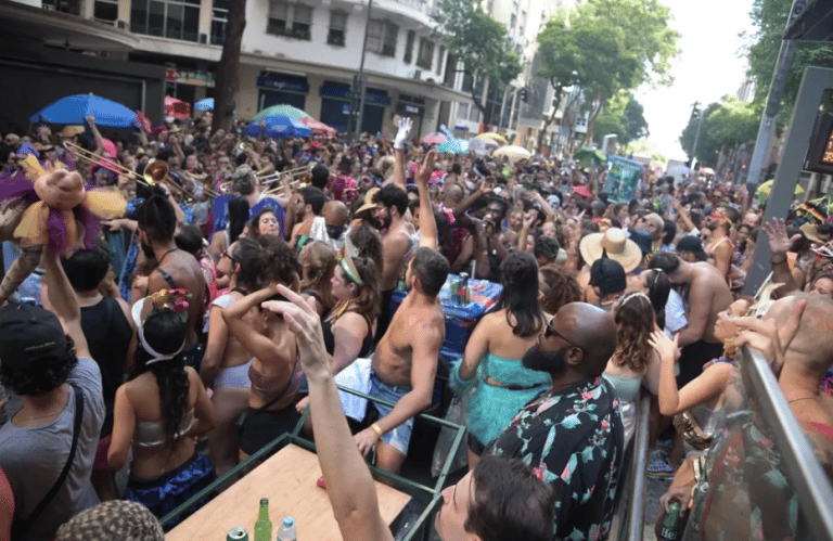 Blocos de rua saíram pelo Centro do Rio nesta quinta-feira
